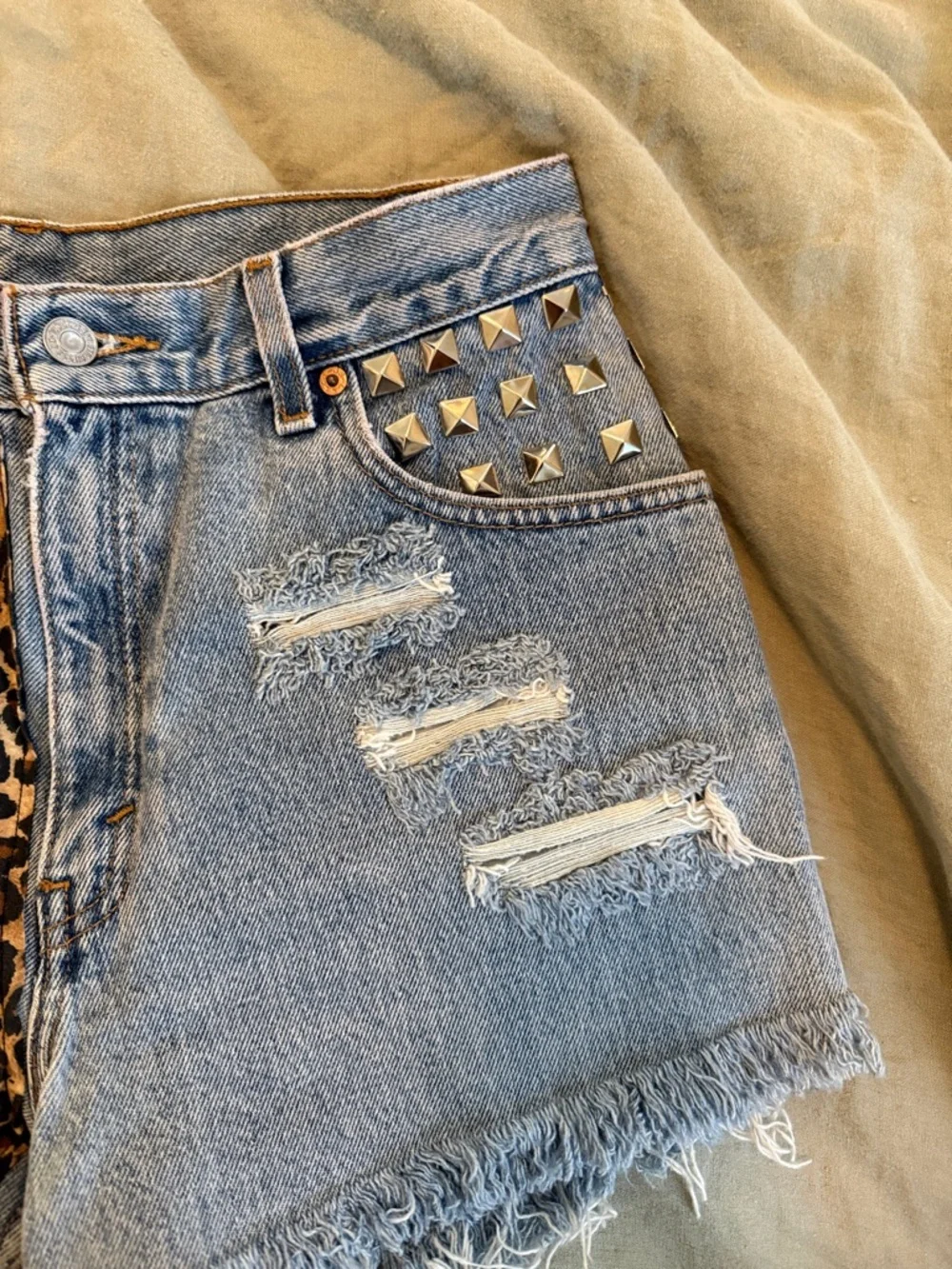 Levi’s 550 Custom Leopard Stud Shorts - Light Blue - Picture 2 of 7